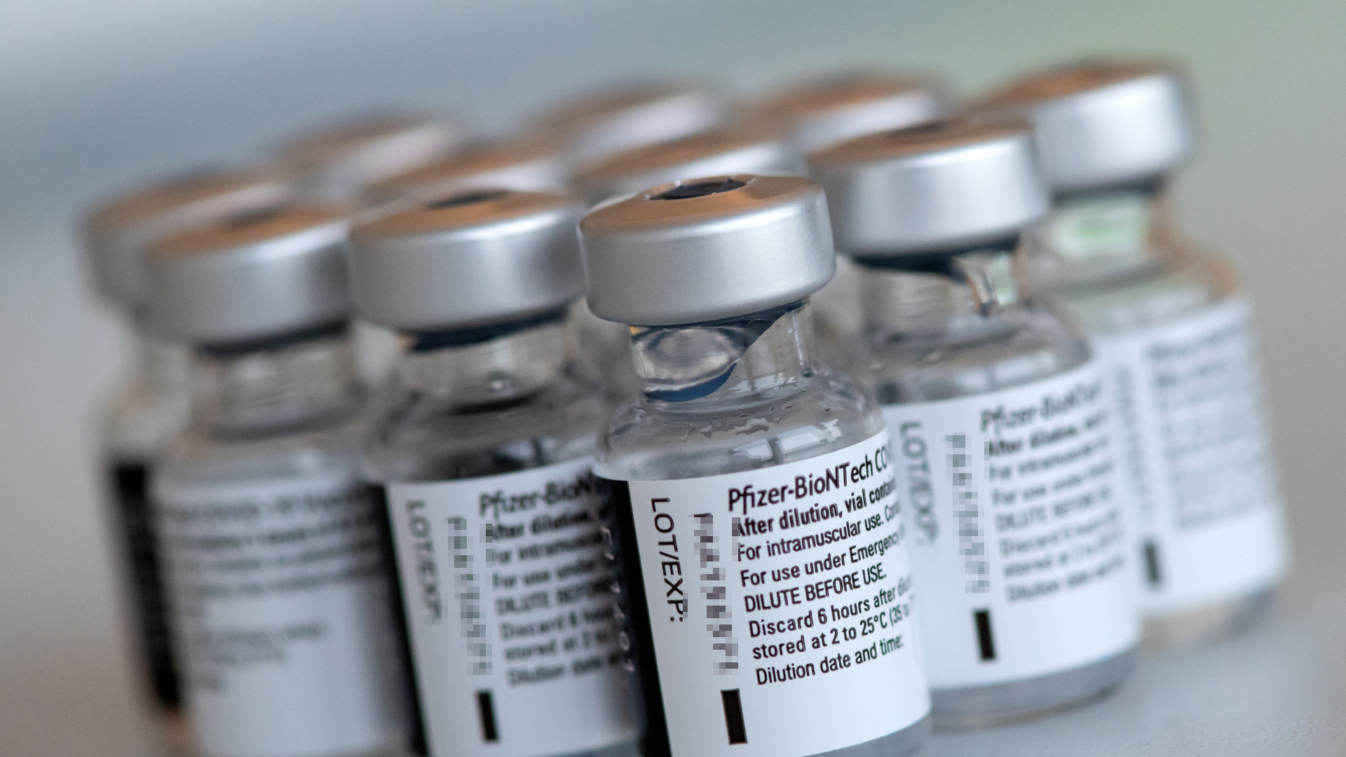 Ampullen vom BioNTech/Pfizer-Impfstoff gegen Covid-19 | dpa