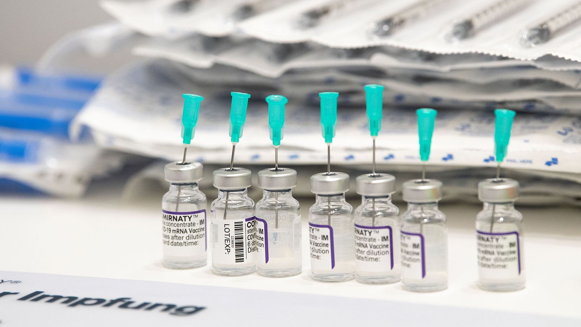 Ampullen mit Biontech-Impfstoff stehen für die Impfung bereit. | dpa