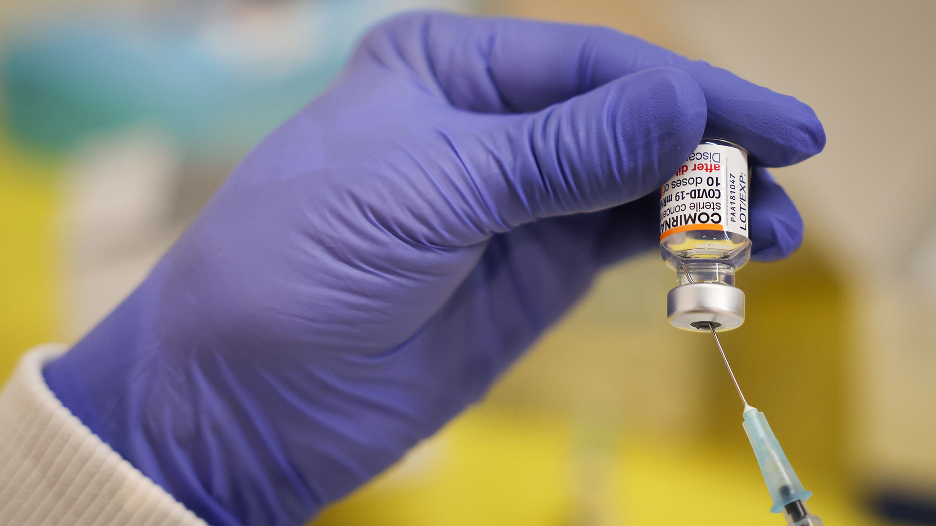 Eine medizinische Mitarbeiterin zieht eine Spritze mit dem Impfstoff von BioNTech/Pfizer für Kinder auf.