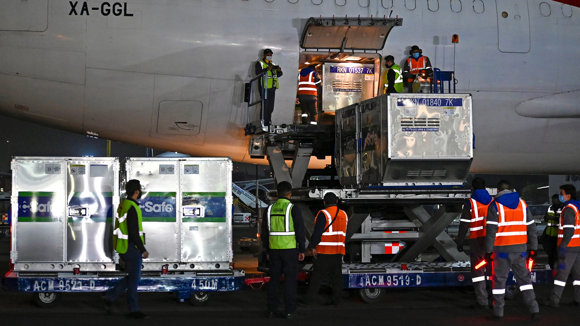 Impfstoff wird am Flughafen in Mexiko-Stadt aus einem Flugzeug entladen. | REUTERS