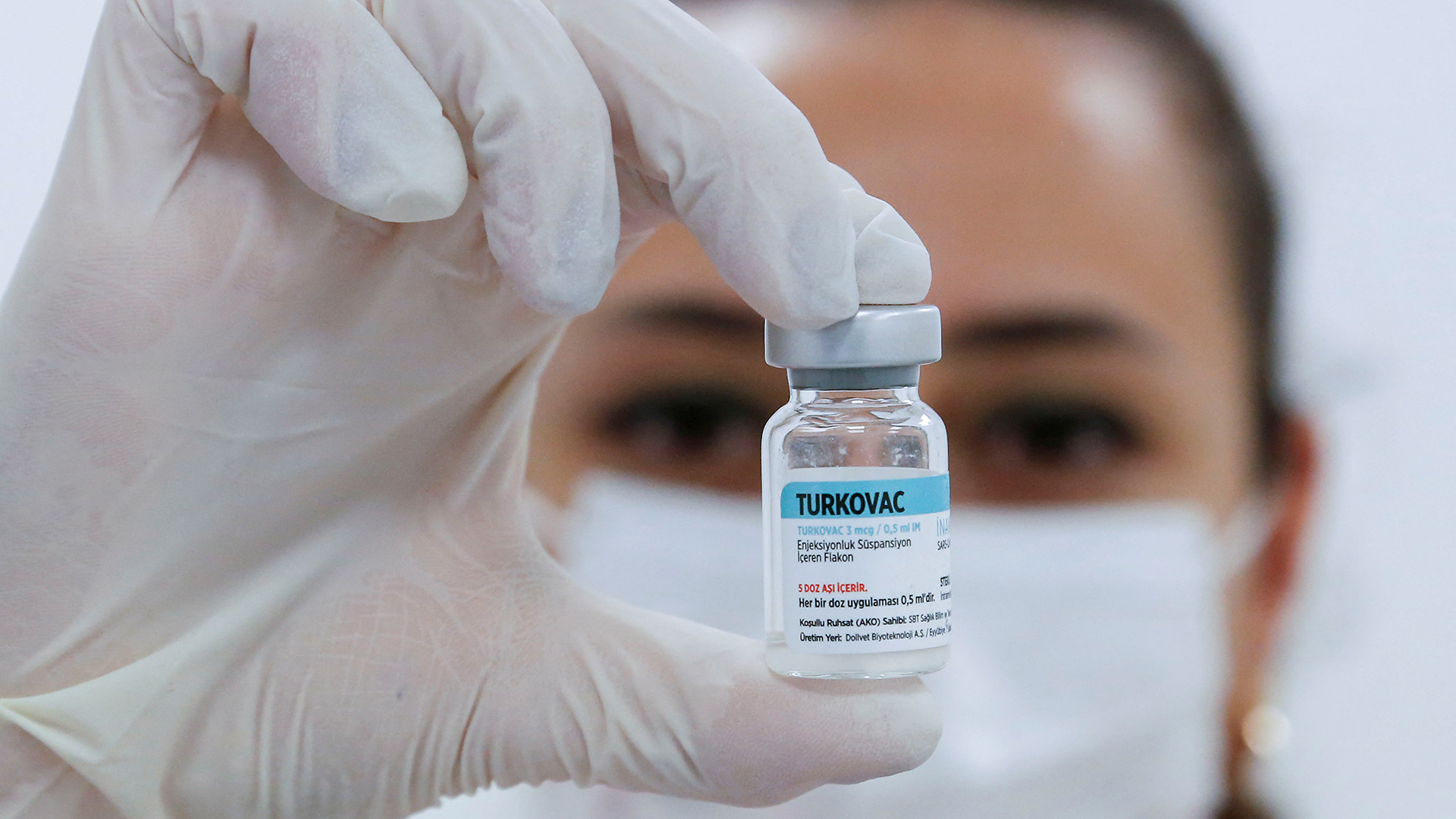 Eine Krankenschwester zeigt eine Ampulle des Impfstoffs Turkovac in die Kamera. | REUTERS