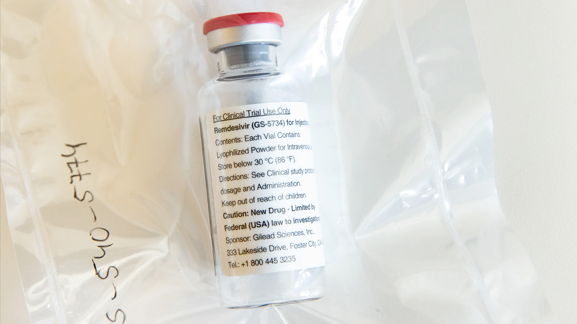 Eine Ampulle des Ebola-Medikaments Remdesivir wird während einer Pressekonferenz im Universitätsklinikum Eppendorf (UKE) in Hamburg gezeigt | REUTERS