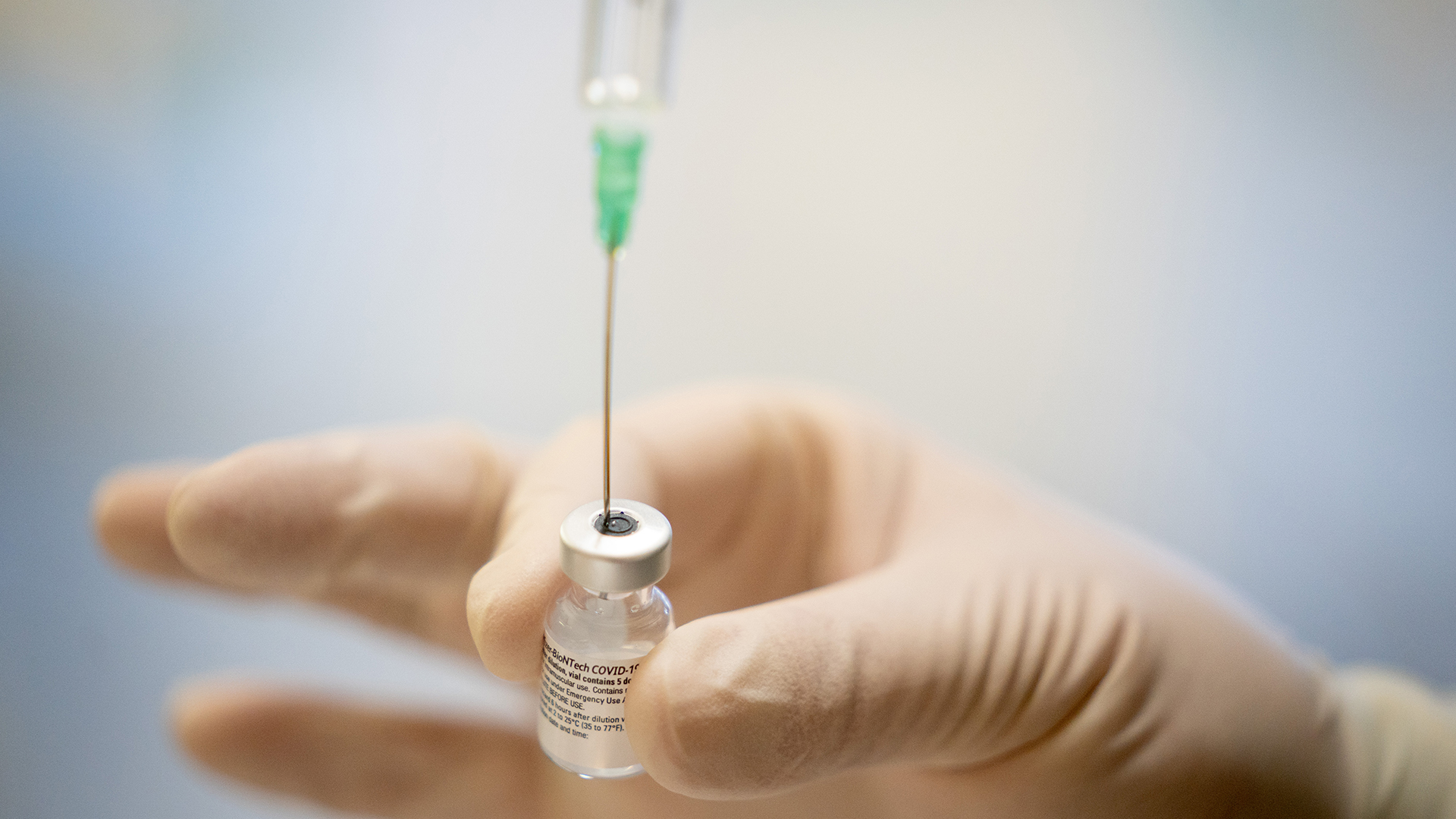 Eine Krankenpflegerin bereitet den Impfstoff von Biontech/Pfizer gegen Covid-19 vor.  | dpa