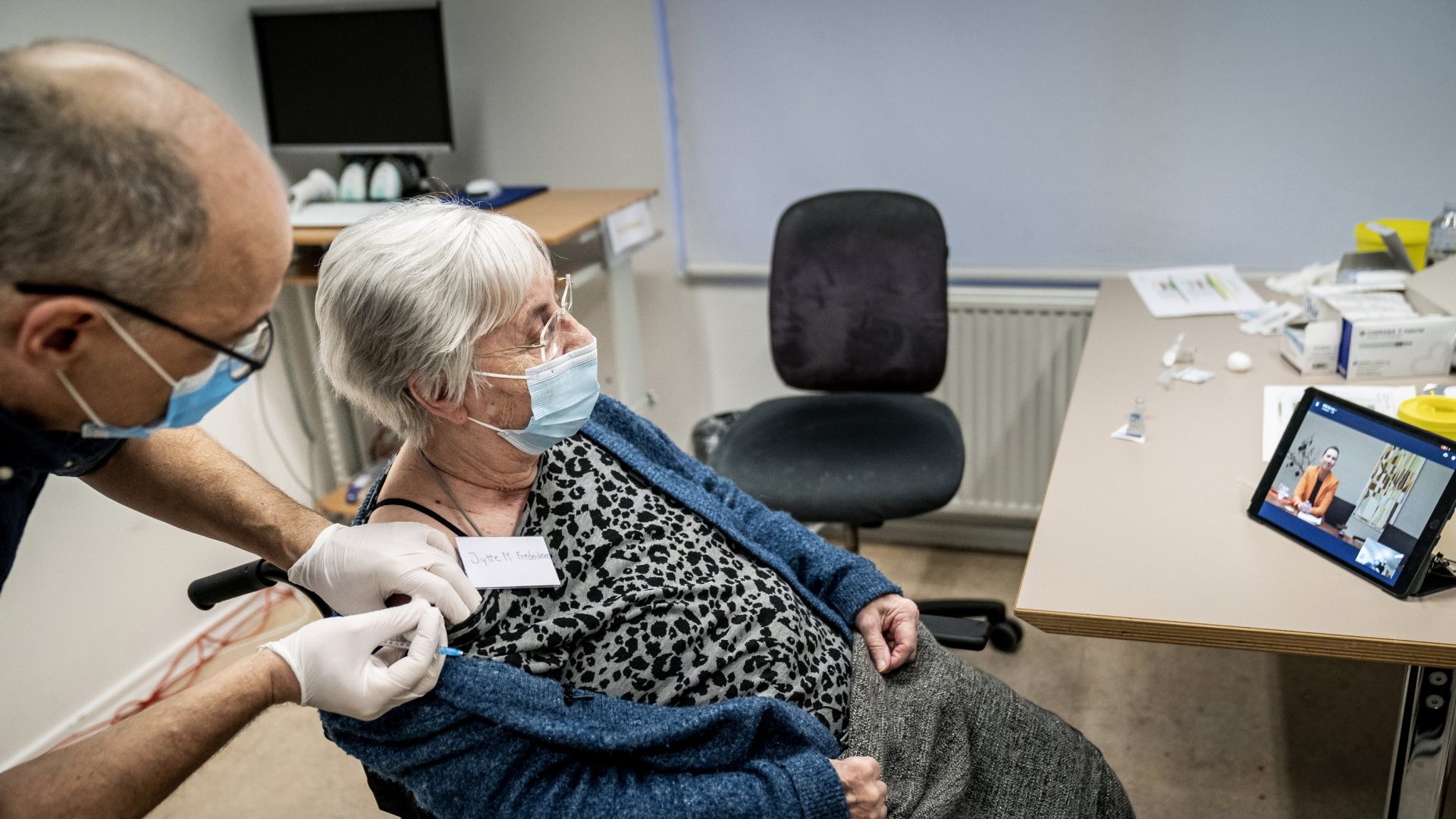 Eine Frau wird in Kopenhagen gegen das Coronavirus geimpft | AP