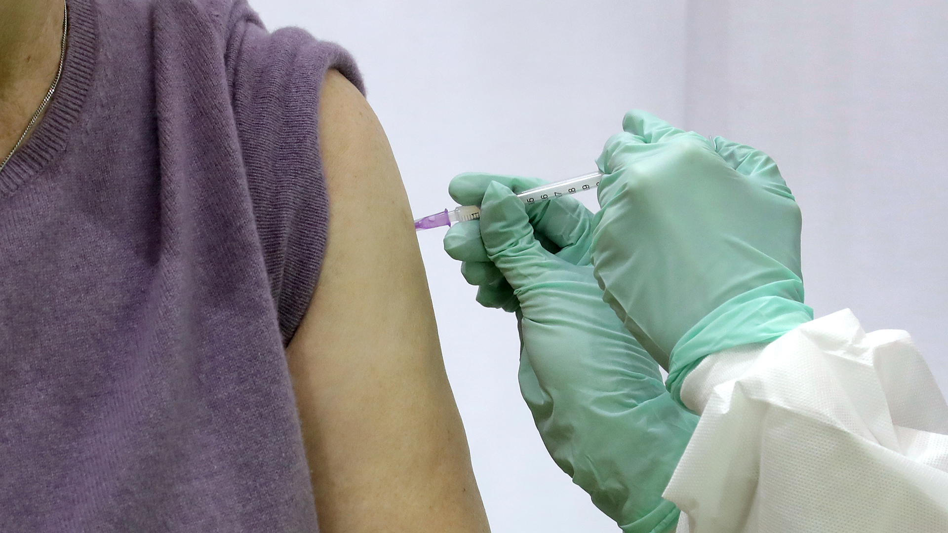 Eine Frau erhält eine Impfung des Moderna Impfstoffs gegen das Coronavirus | dpa