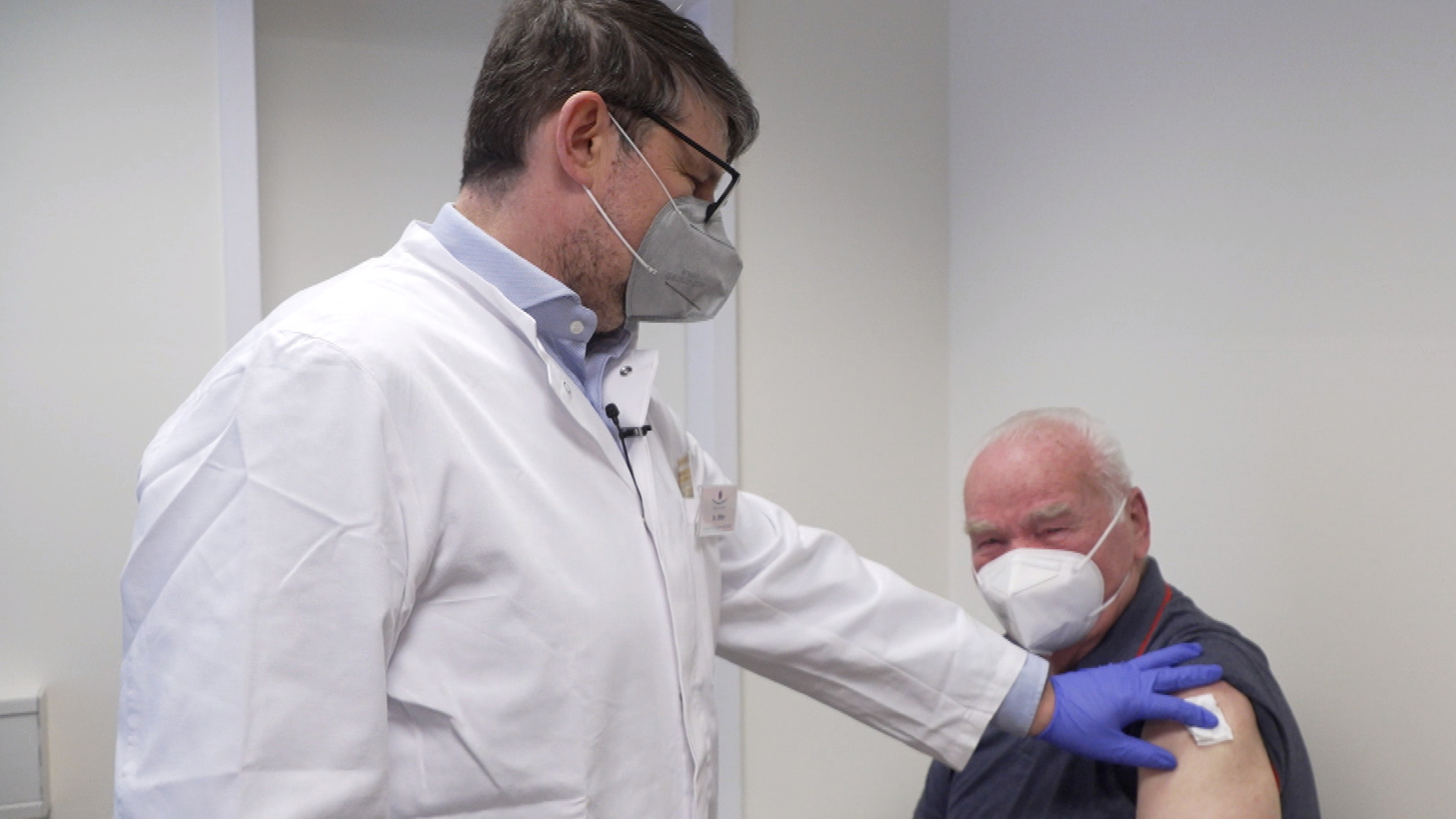 Dr. Wolfgang Ritter mit einem Patienten in der Arztpraxis. | BR
