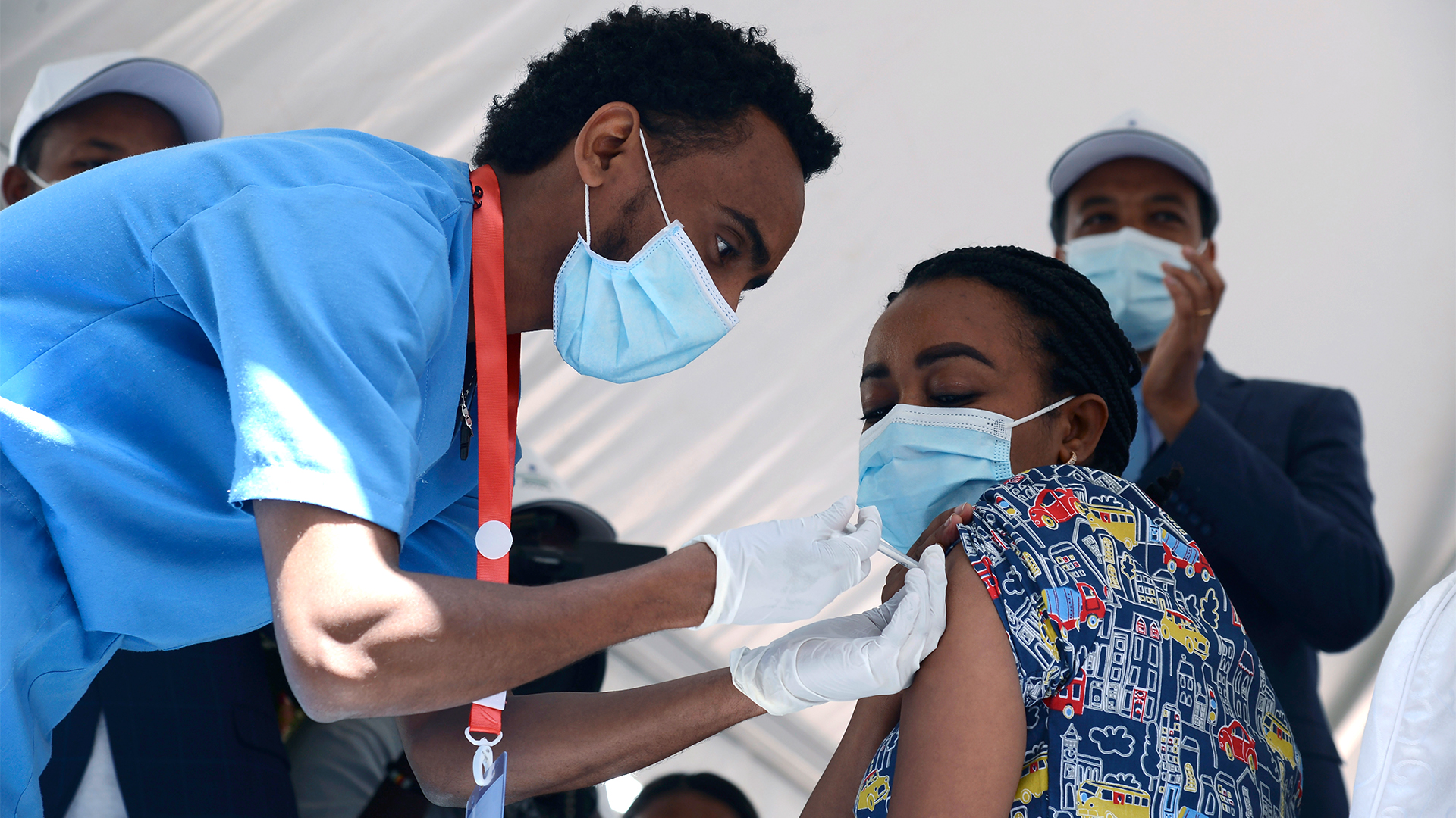 Eine Frau bekommt in Äthiopien eine Dosis des AstraZeneca Corona-Impfstoffs injiziert.  | dpa