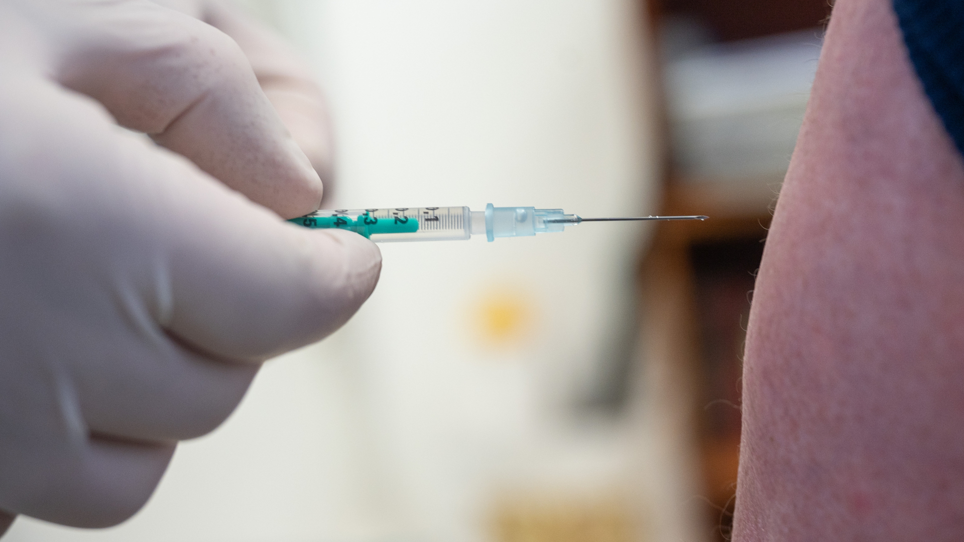 Ein Arzt impft in einer Hausarztpraxis mit dem Impfstoff von Pfizer/Biontech | dpa