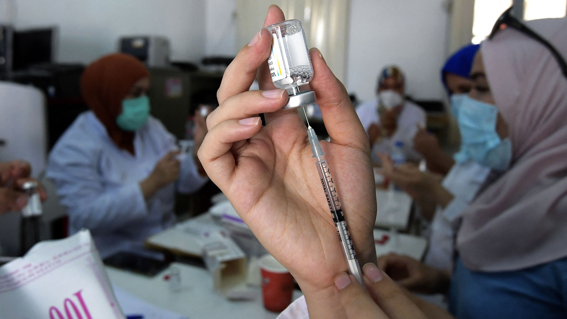 Eine Krankenschwester in Tunesien füllt eine Spritze mit einem Impfstoff gegen Covid-19. | AFP
