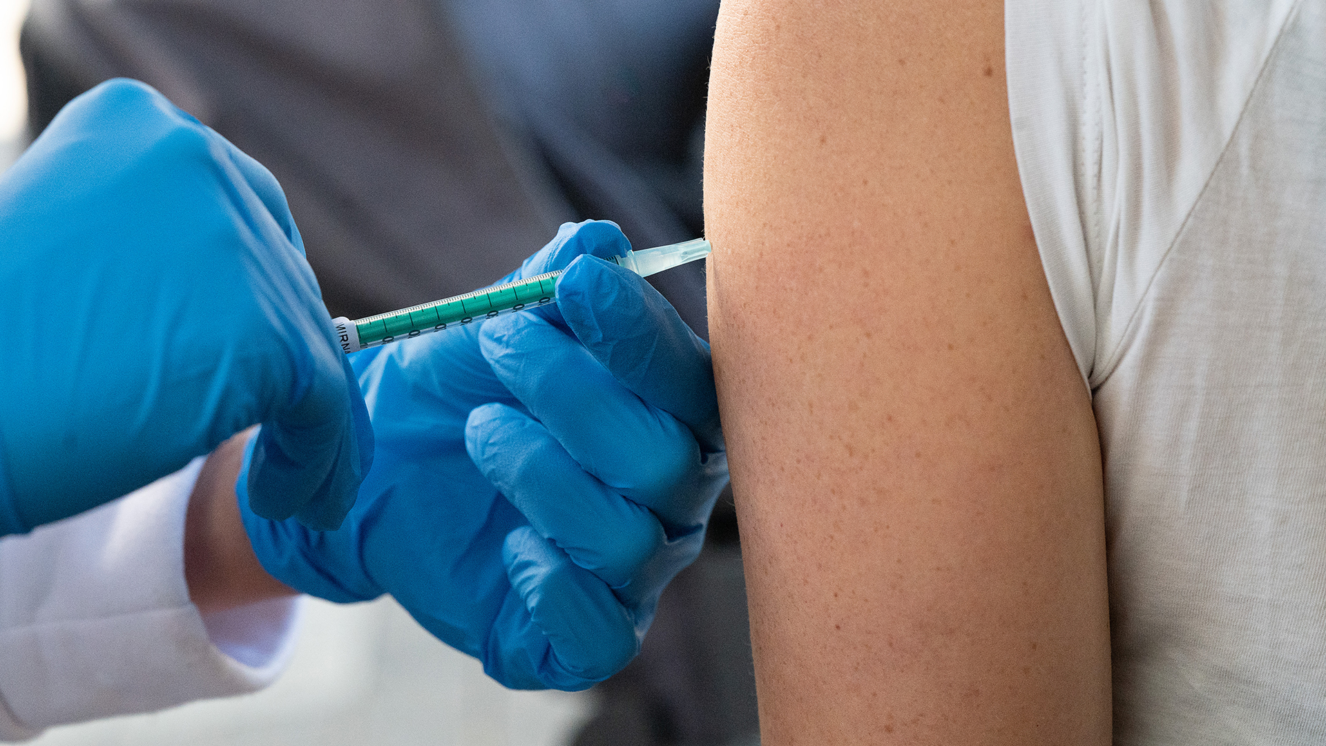 Eine Frau wird mit dem Impfstoff von BioNTech/Pfizer gegen das Coronavirus geimpft. | dpa
