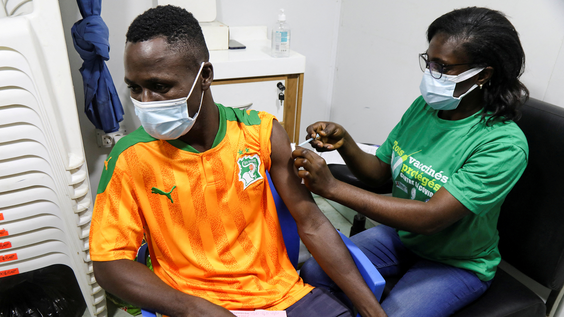 Ein Mann lässt sich in Abidjan (Elfenbeinküste) gegen das Coronavirus impfen. | REUTERS