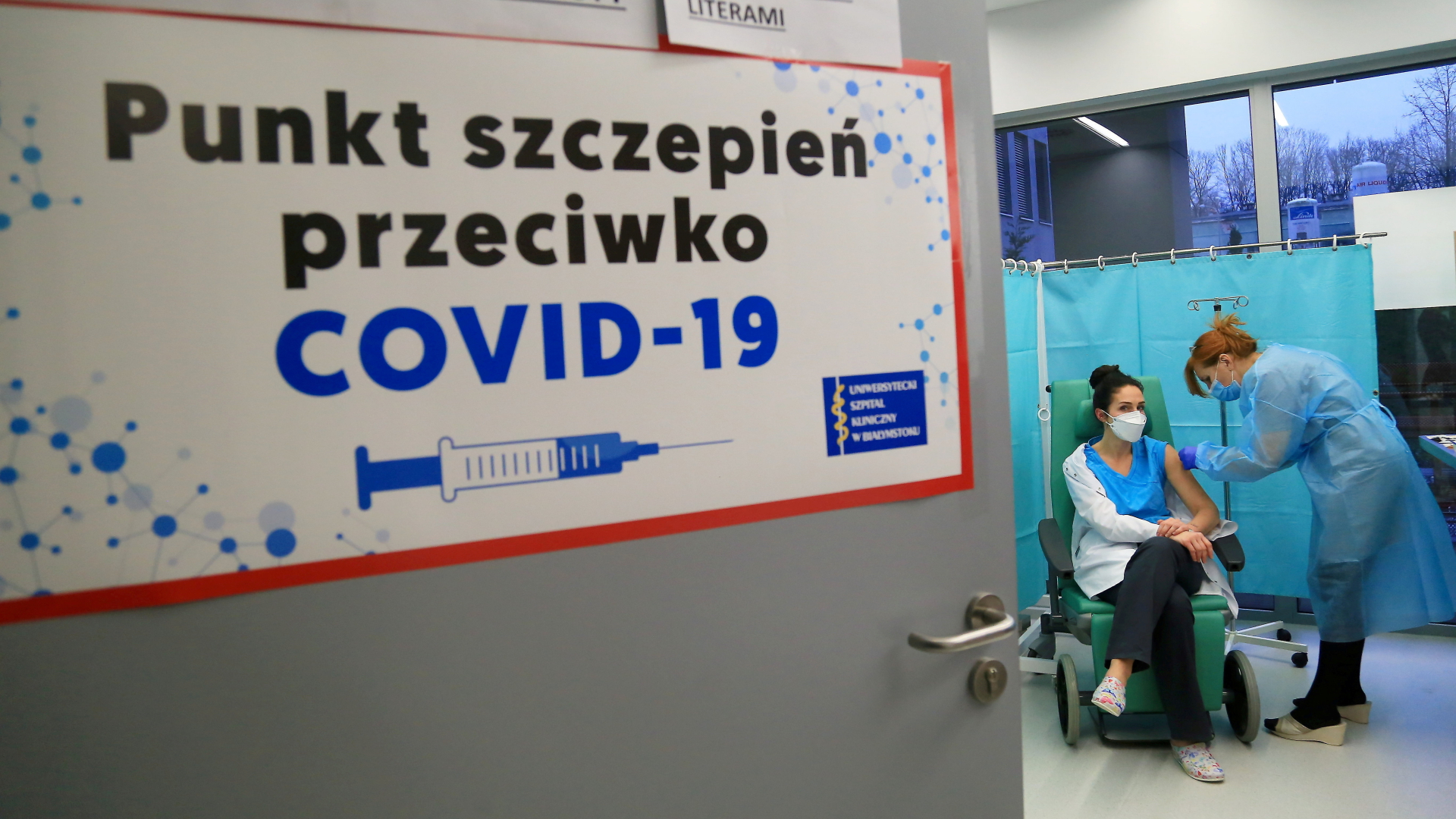 Eine Corona-Impfung in einer Klinik im polnischen Bialystok. | via REUTERS