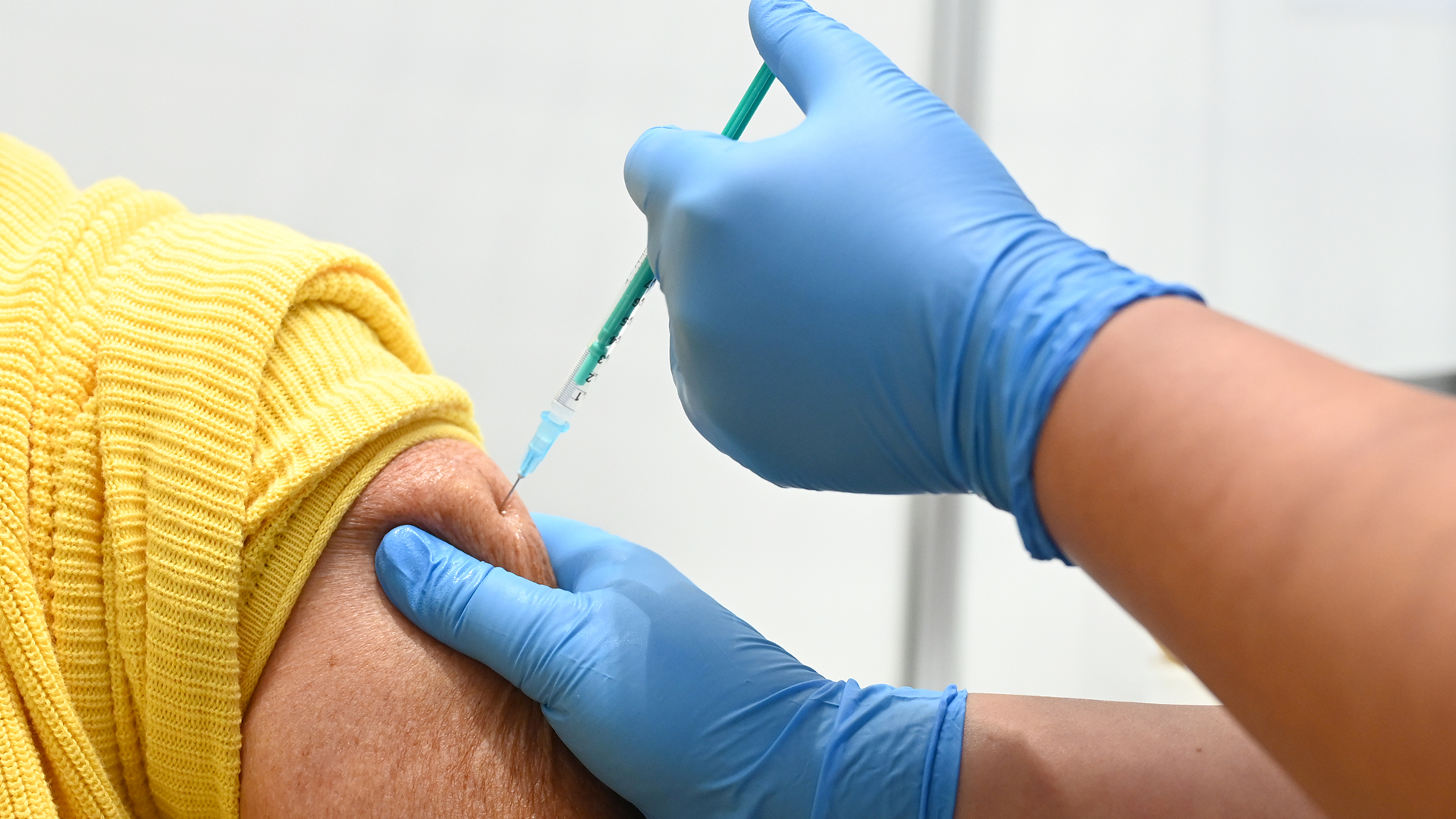 Eine Corona-Impfung wird in einen Oberarm verabreicht. (Archivbild: 01.09.2021) | dpa