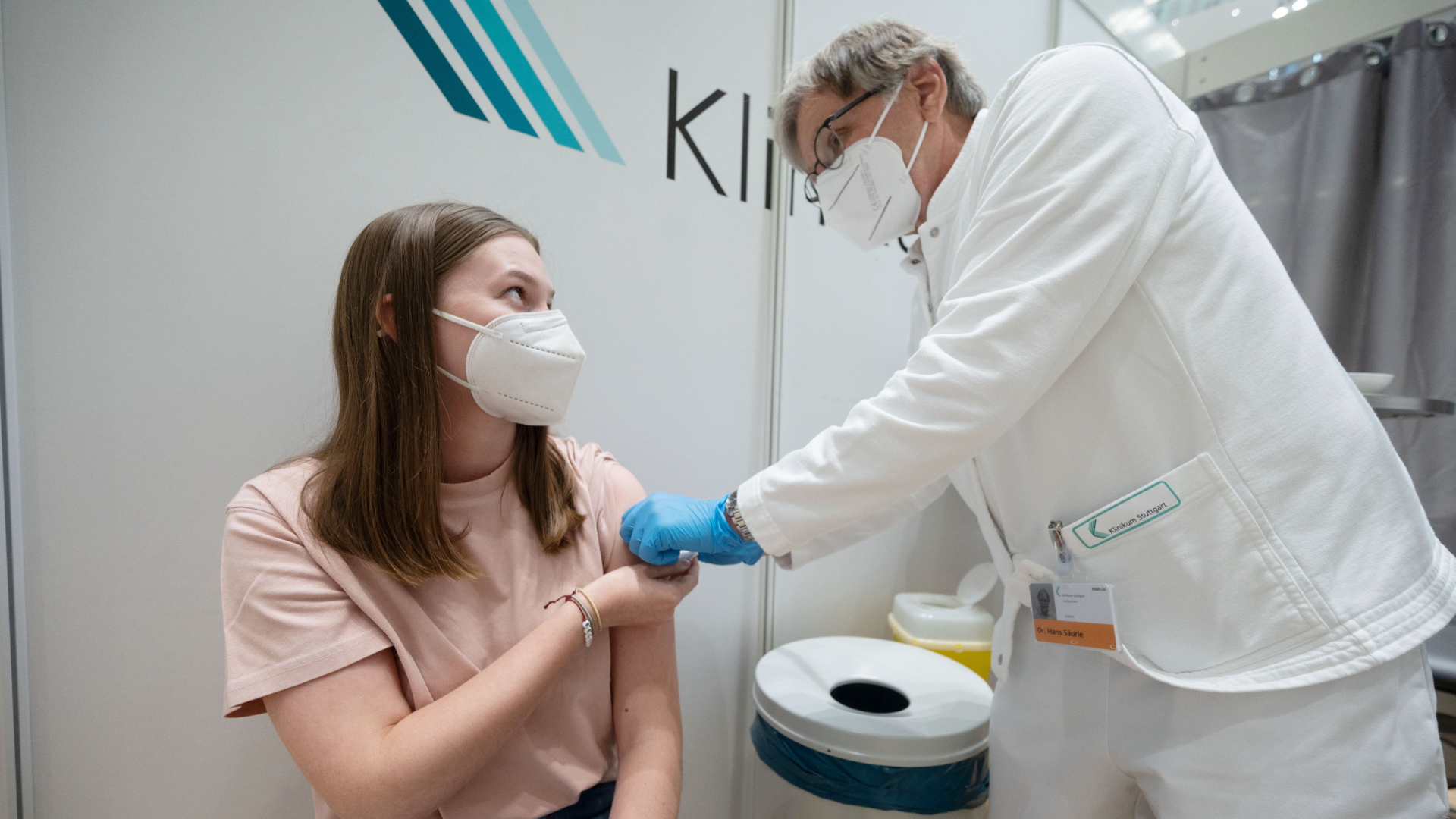  Eine junge Frau bekommt im Impfzentrum des Klinikum Stuttgart ihre Erstimpfung- | dpa