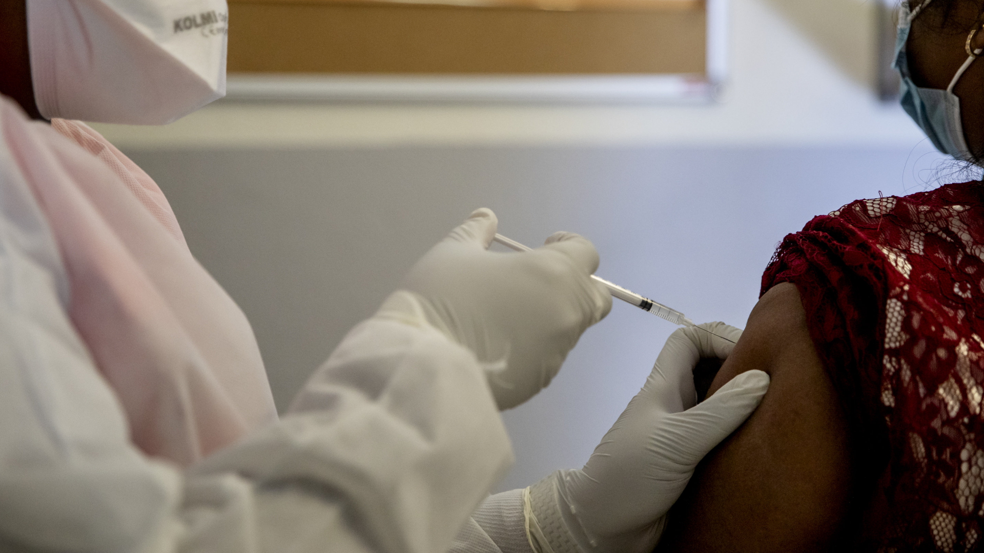 Eine Frau erhält in Le Bourget eine Corona-Schutzimpfung. | AP
