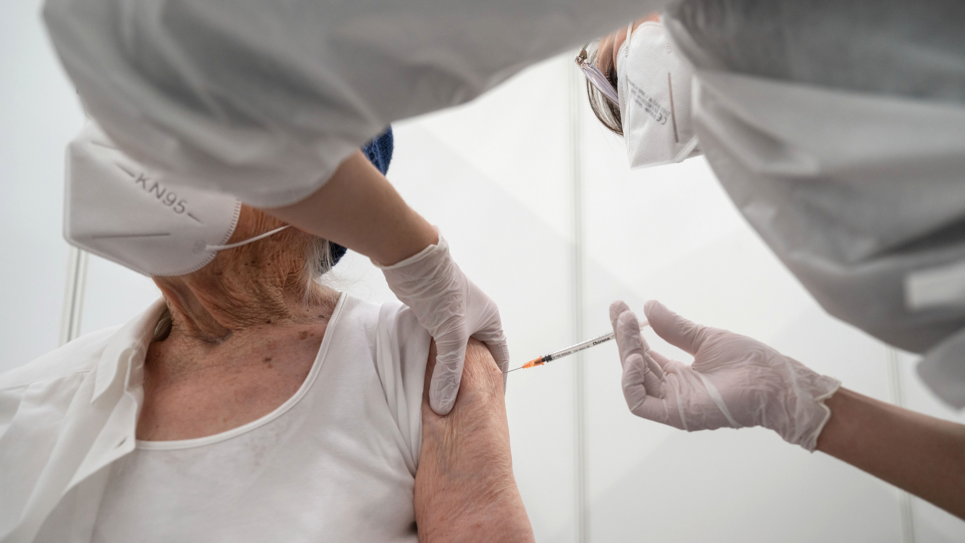 Eine Krankenschwester impft in einem Impfzentrum in Tübingen eine Frau mit Impfstoff von Biontech/Pfizer.