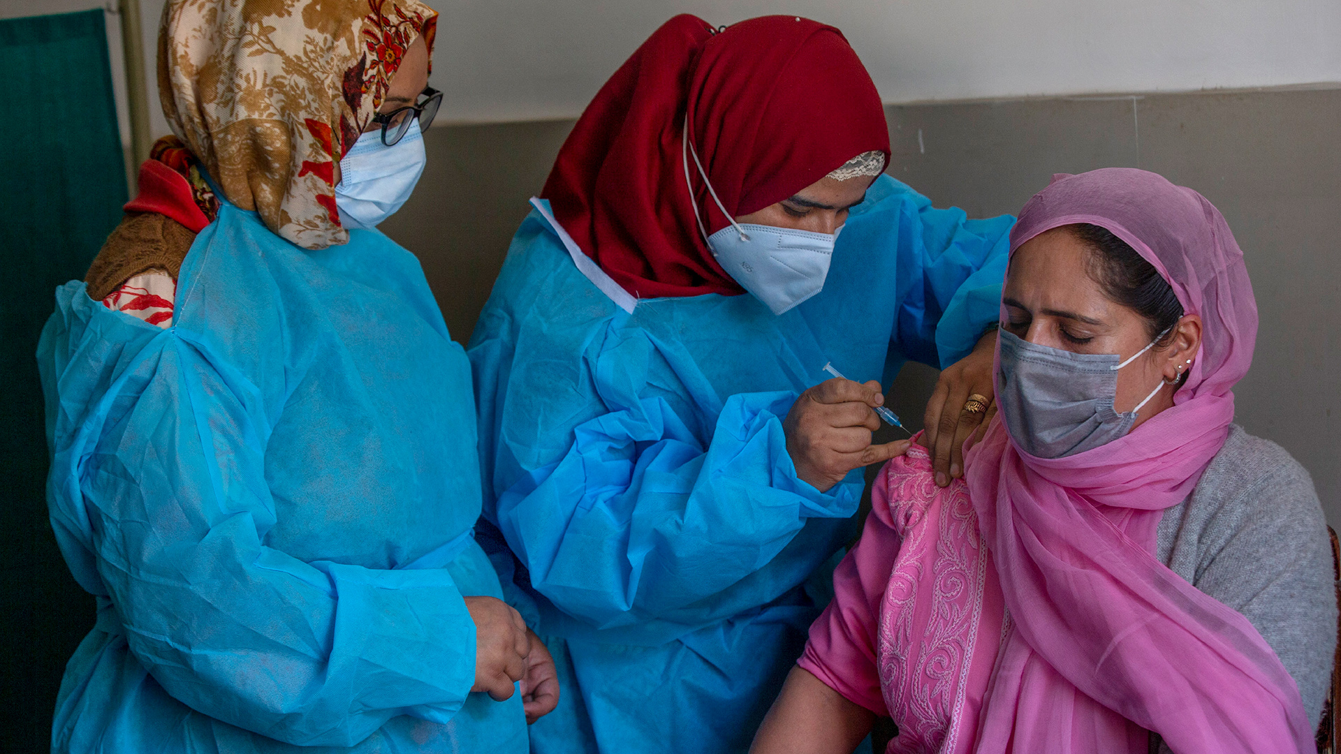 Eine Frau wird in einem Gesundheitszentrum in Srinagar, Kashmir gegen das Corona-Virus geimpft, Indien. | AP