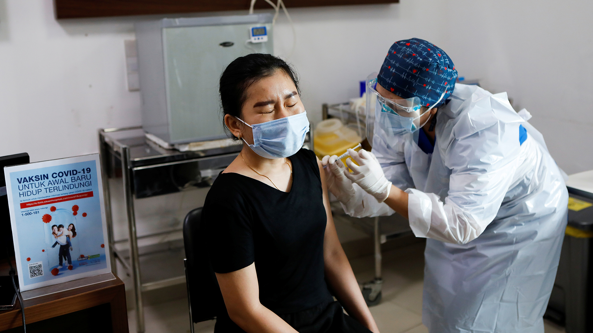 Eine Frau wird in Jakarta (Indonesien) mit dem Sinovac-Impfstoff gegen das Covid geimpft | REUTERS