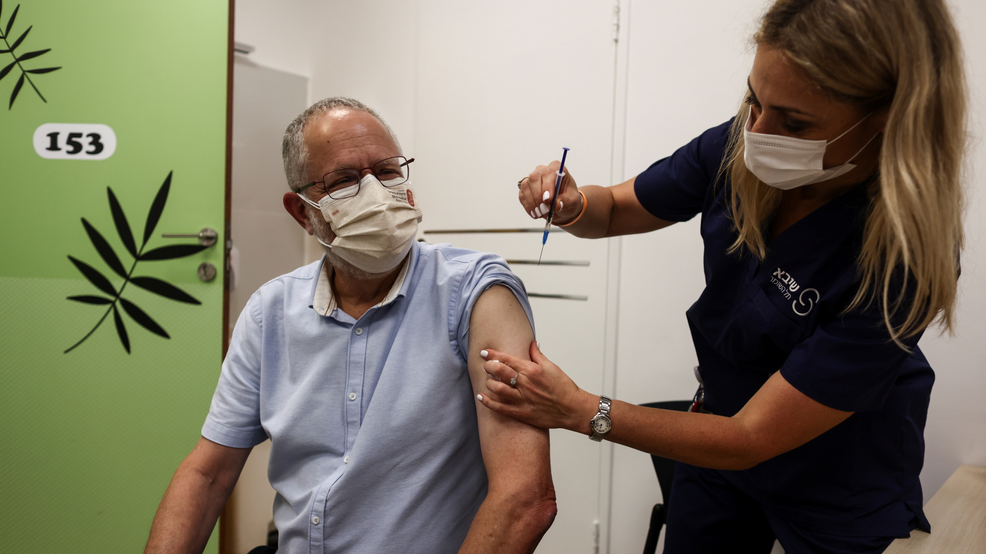 Ein Arzt bekommt in Ramat Gan, Israel, seine dritte Corona-Schutzimpfung. | REUTERS