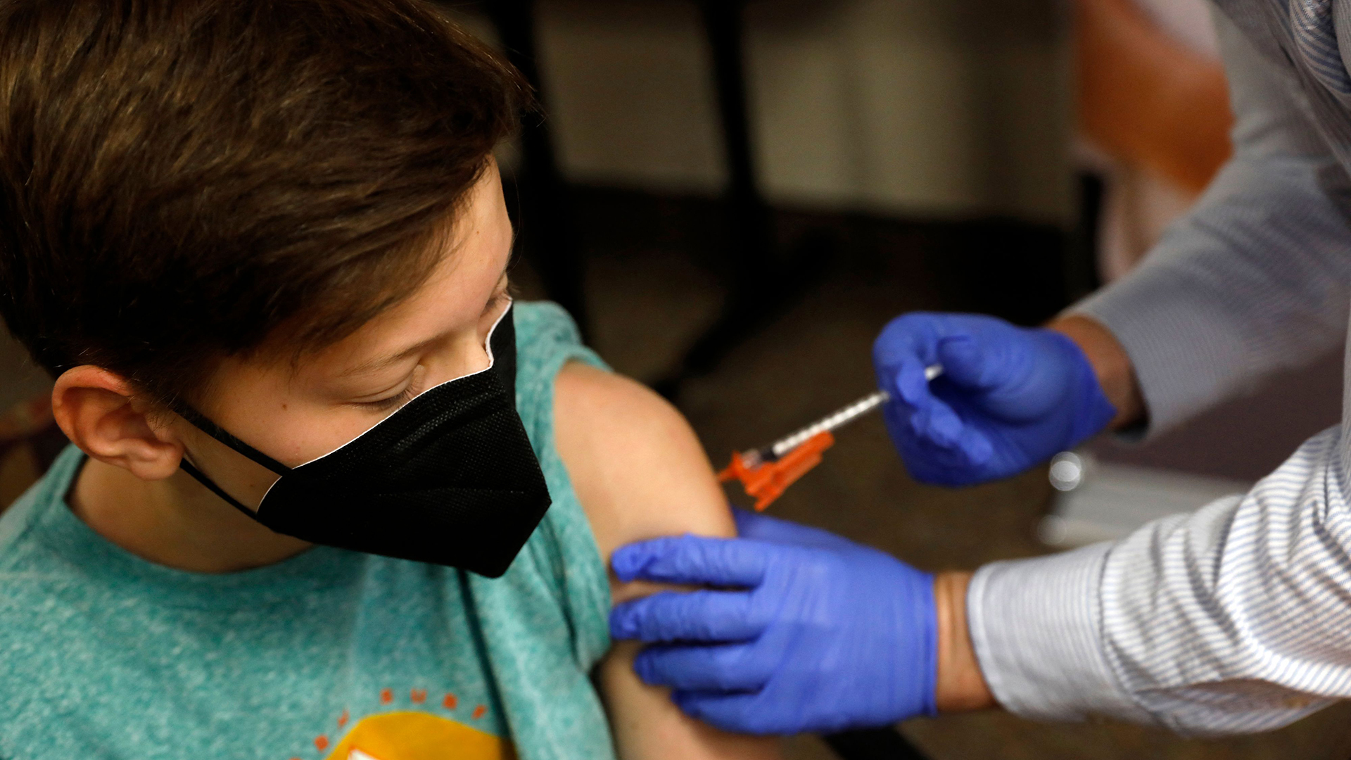 Ein Junge bekommt in Bloomfield Hills (Michigan, USA) eine Coronavirus-Impfung.
