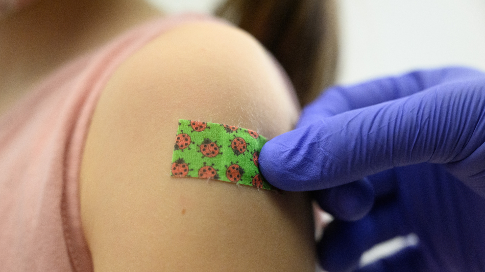 Ein Kind bekommt nach einer Impfung ein Pflaster auf den Arm geklebt. | dpa