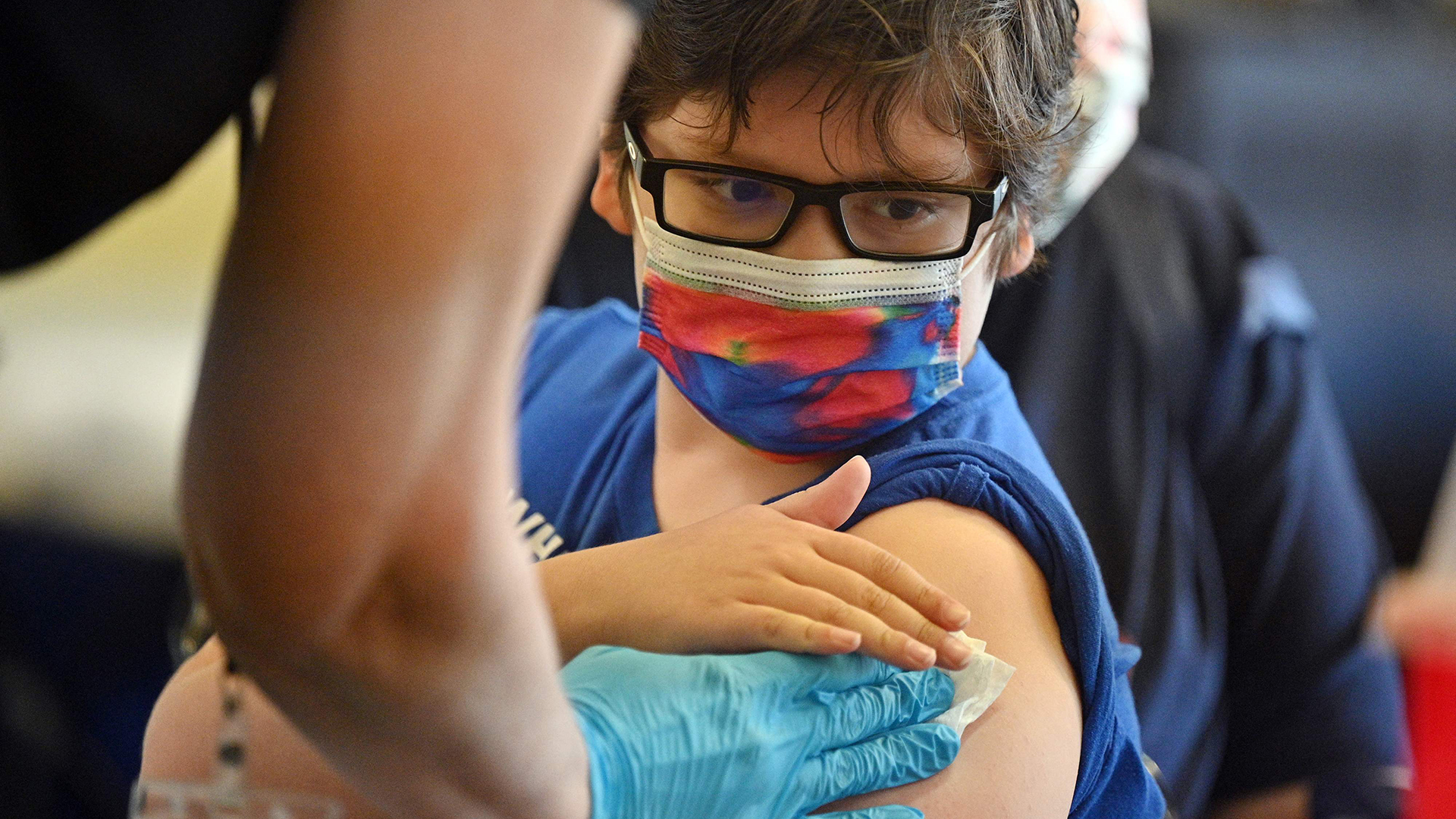 Ein Junge erhält eine Covid-19-Impfung in einer Impfklinik in Los Angeles (USA). | AFP