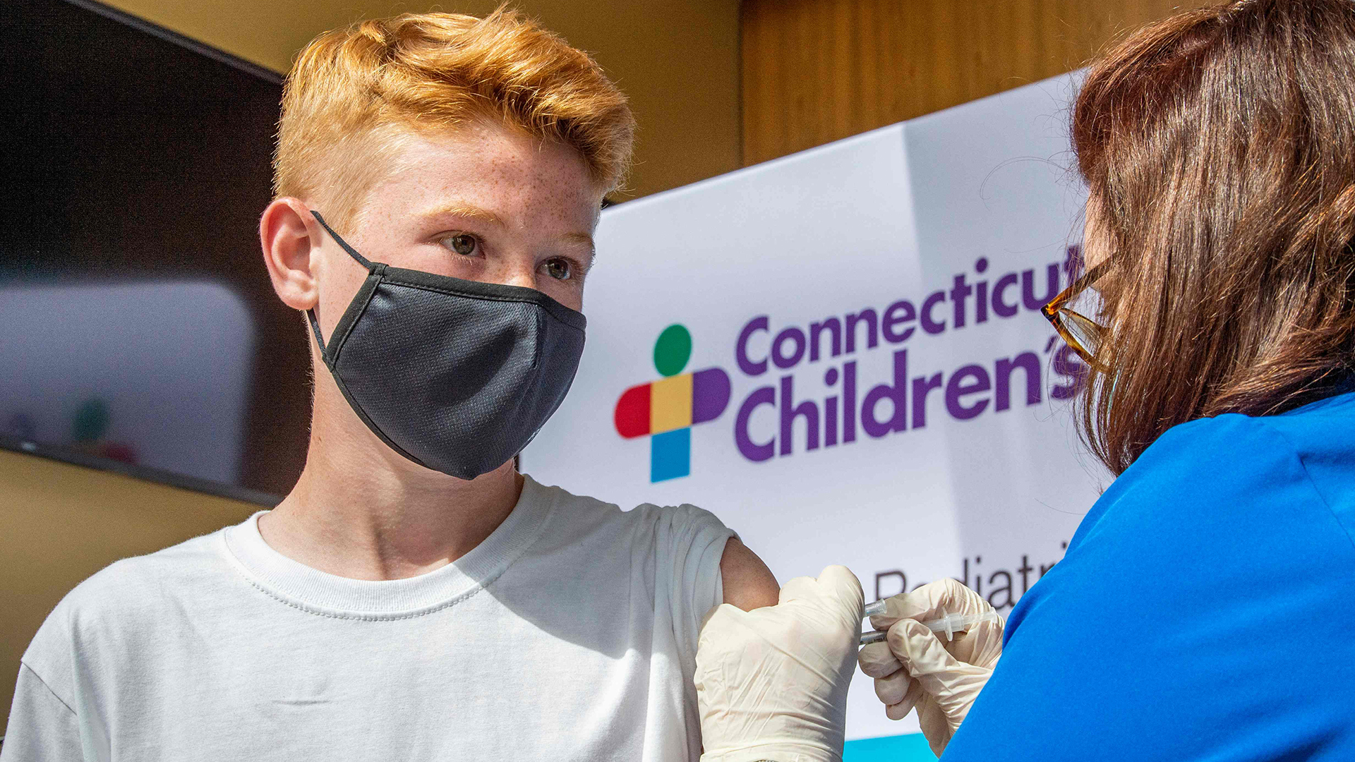 Ein Junge wird in Hartford (Connecticut, USA) gegen das Coronavirus geimpft.
