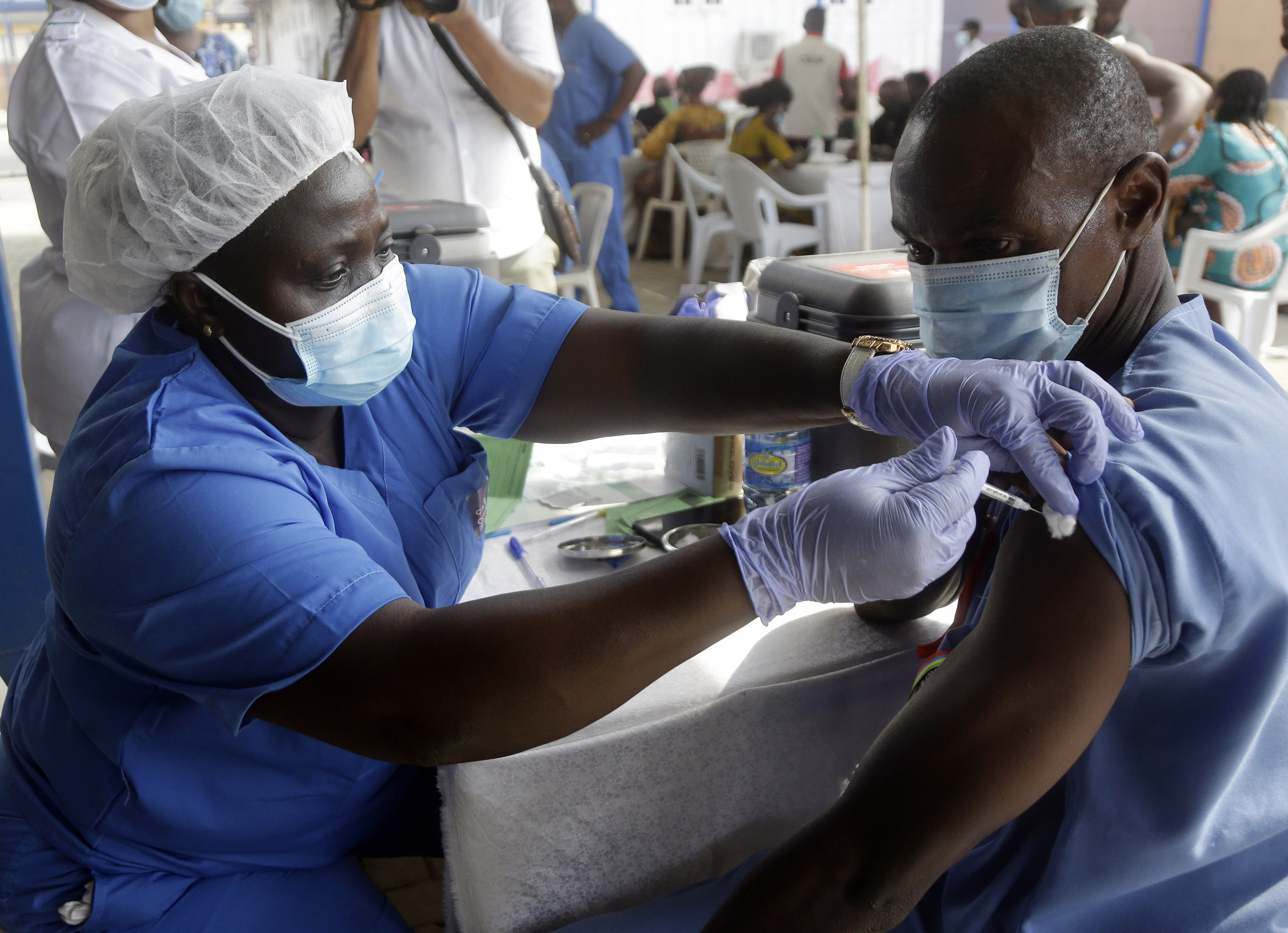 Frau impft Patienten in Nigeria gegen Covid-19 | AP