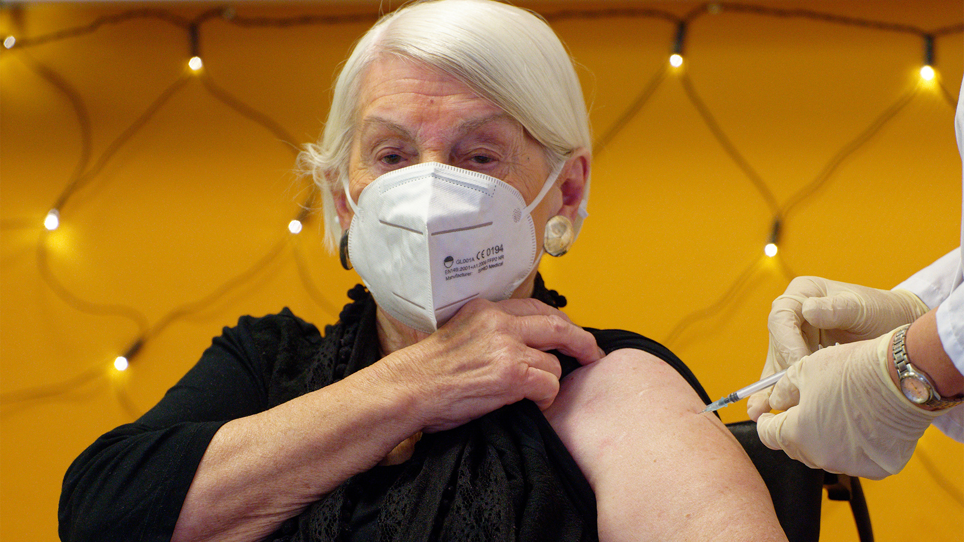 Eine 92-jährige Pflegeheimbewohnerin des Seniorenzentrums Riehl wird als erste Kölnerin gegen das Coronavirus geimpft.