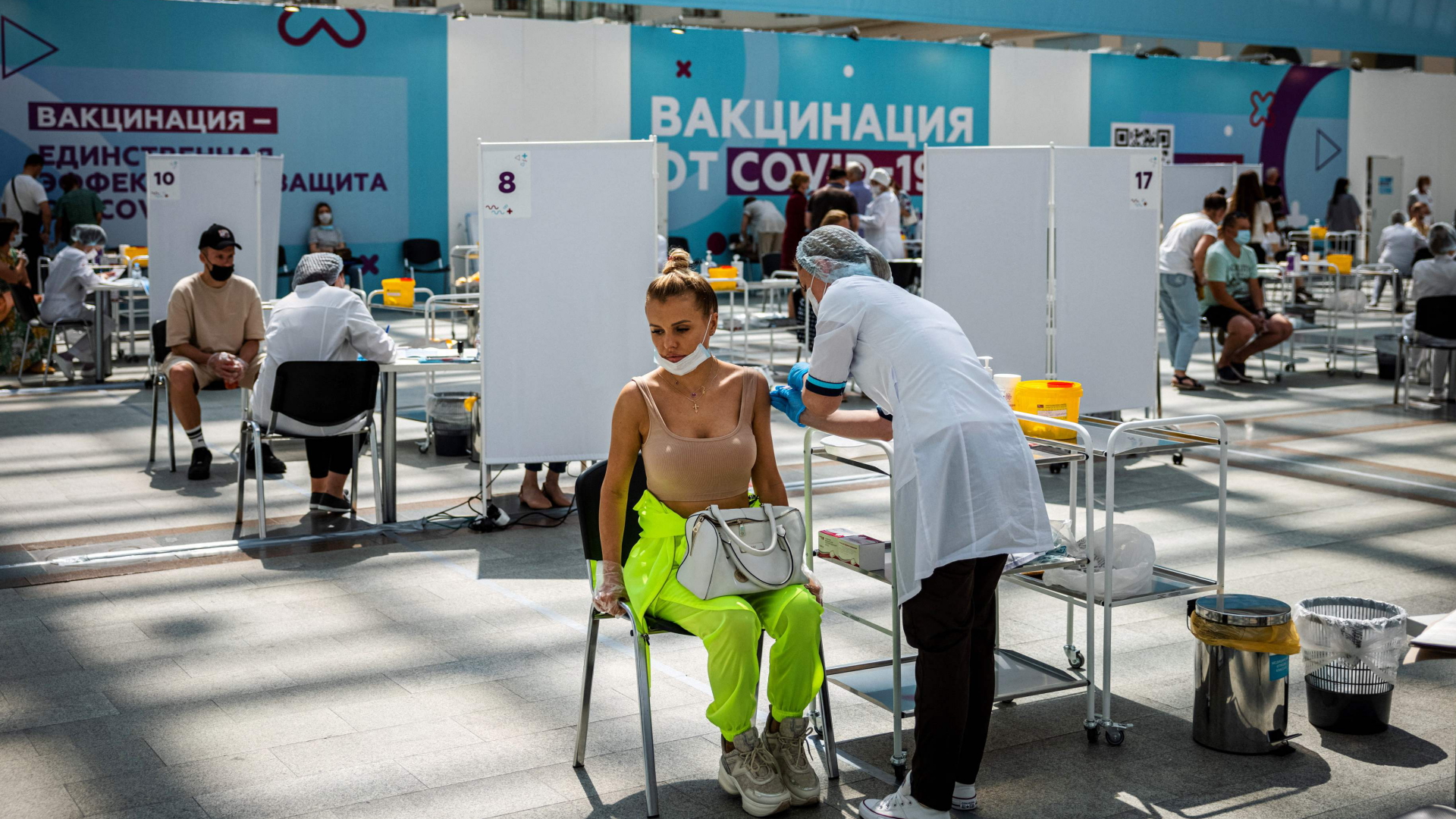 Ein Impfzentrum im "Gostinyi Dwor" am Roten Platz in Moskau. | AFP