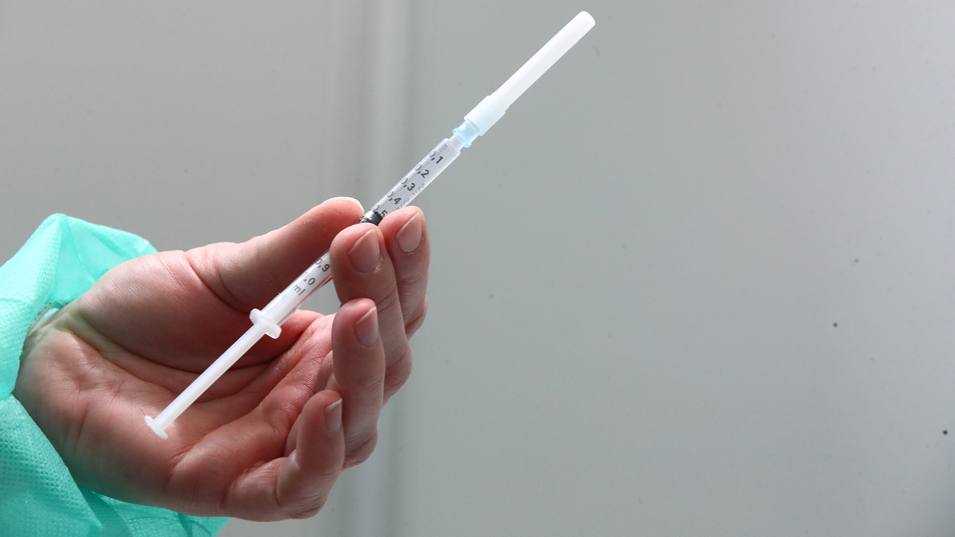 Eine Krankenschwester hält eine Spritze mit dem Impfstoff in der Hand. | dpa