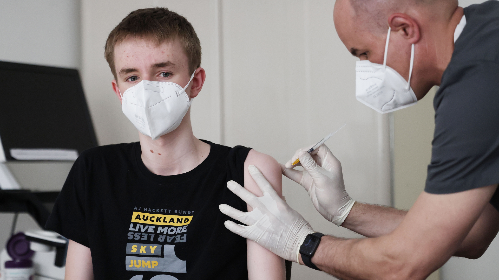 Ein 15-Jähriger wird von seinem Hausarzt geimpft | dpa