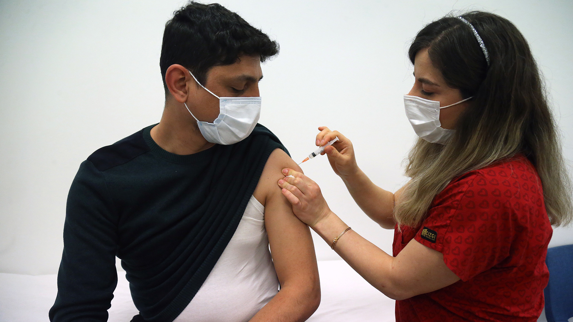 Ein Mann lässt sich in Ankara, Türkei impfen. | picture alliance / Xinhua News