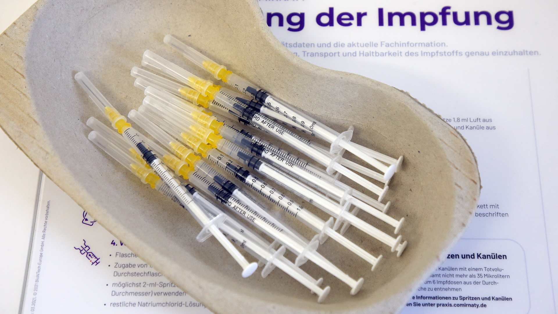 Spritzen mit Impfserum liegen in einer Praxis einer Hausärztin für die Booster-Impfung mit dem Comirnaty-Impfstoff des Herstellers BioNTech/Pfizer bereit (Archivbild).