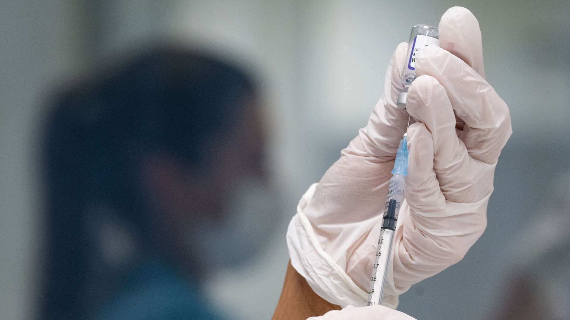 Eine Werksärztliche Assistentin zieht in einem betrieblichen Impfzentrum eine Dosis des Impfstoffes von BioNTech/Pfizer auf. | dpa