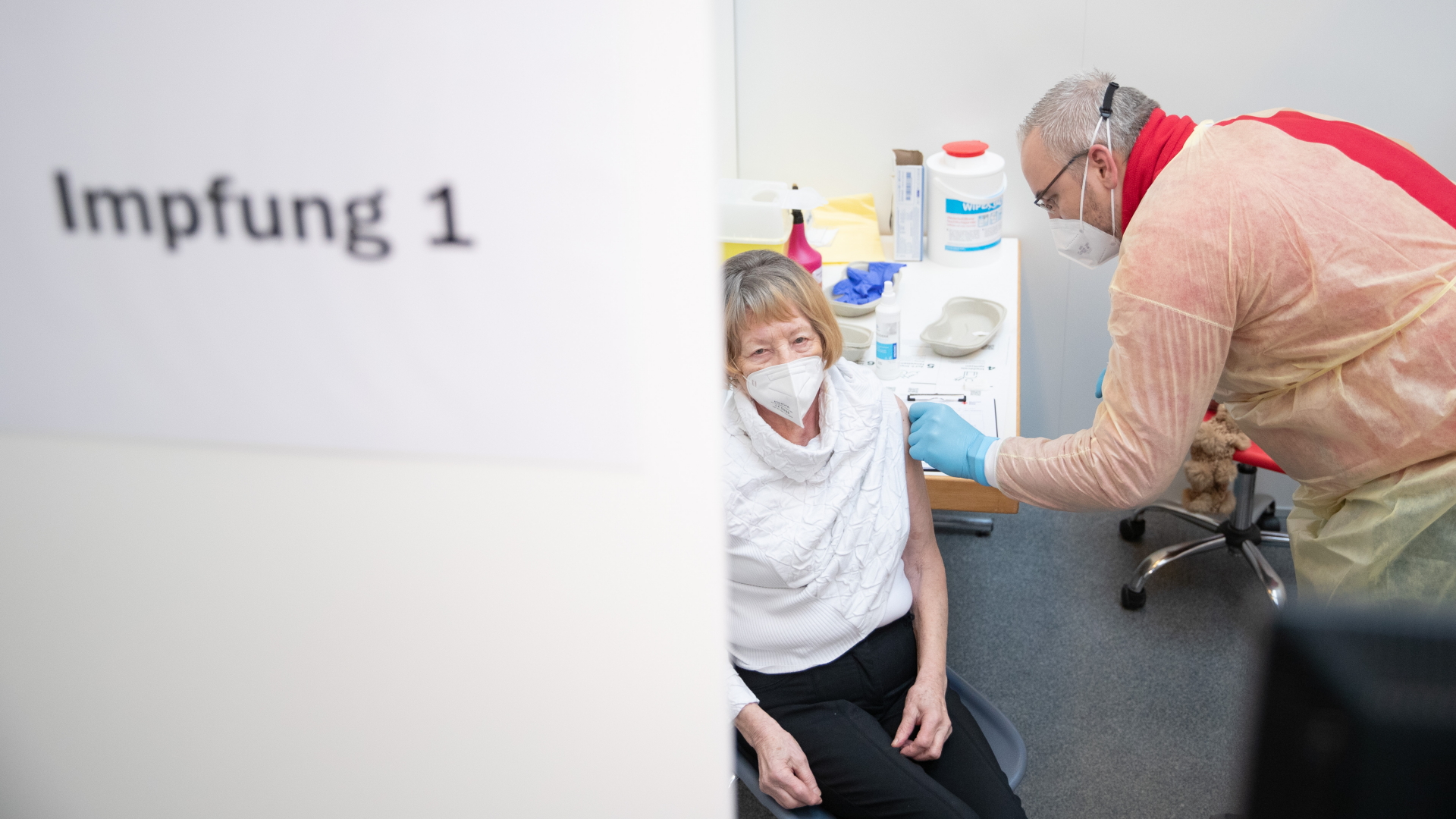 Die Seniorin Maria Hesemann-Peters wird im Impfzentrum in den Emslandhallen von Notfallsanitäter Bernd Rode vom DRK (Deutsches Rotes Kreuz) mit dem Wirkstoff von Biontech/Pfizer gegen das Coronavirus geimpft.  | dpa