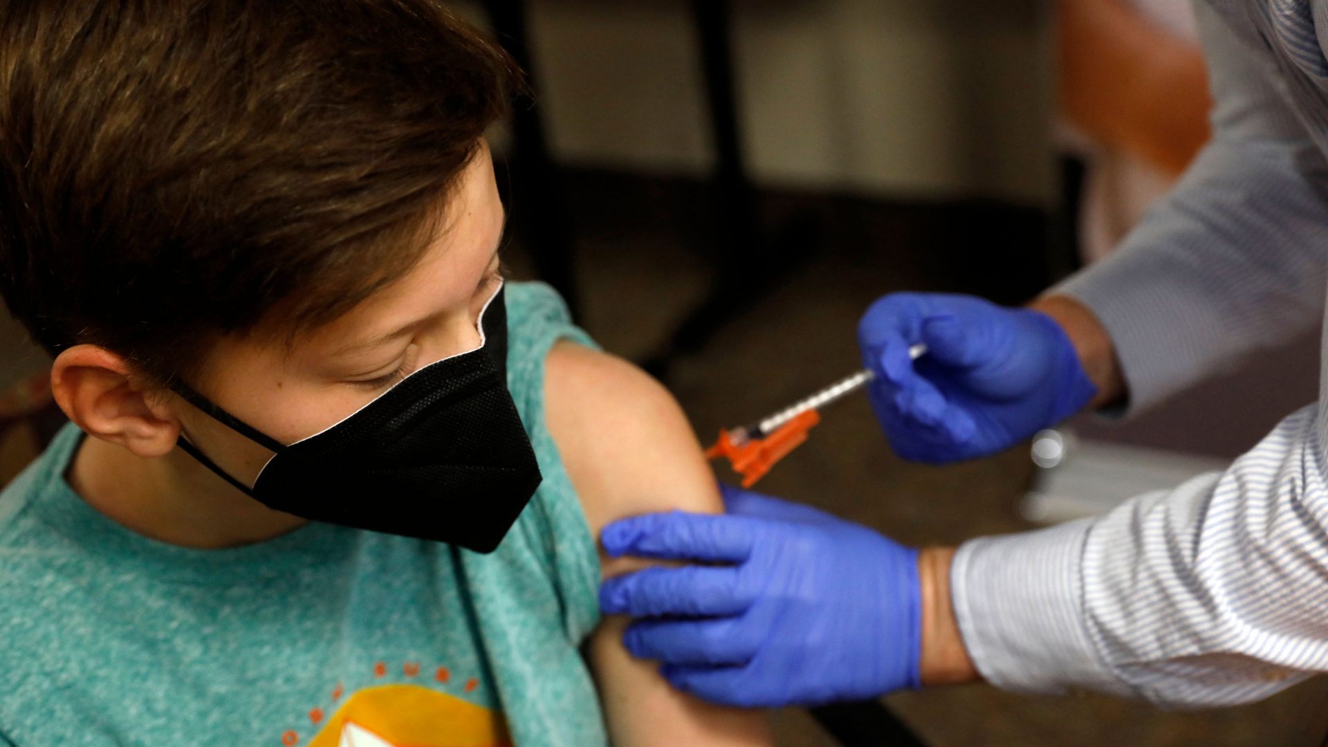 Ein Junge bekommt in den USA eine Corona-Impfung (Archivbild). | AFP