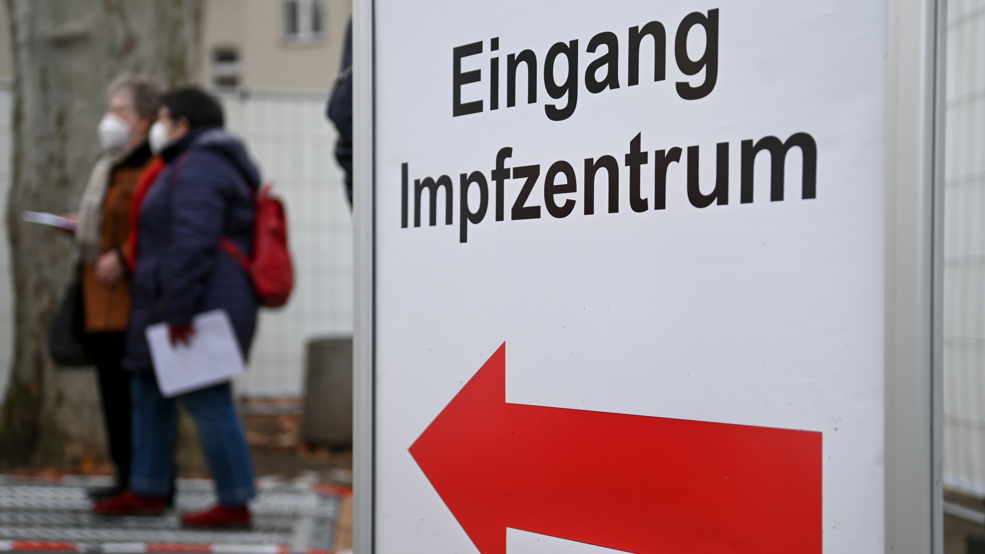 Zwei Personen betreten ein Impfzentrum in Halle | dpa