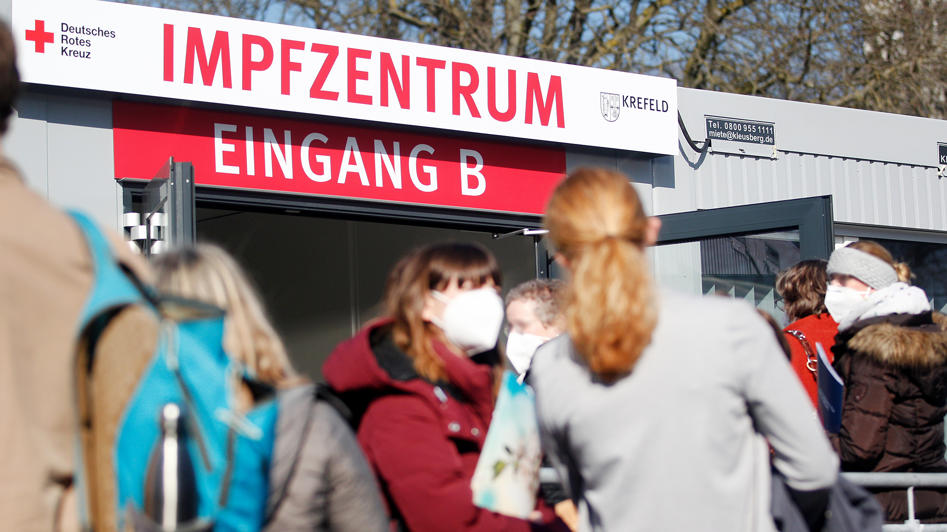 Grundschullehrer stehen vor dem Corona-Impfzentrum Krefeld