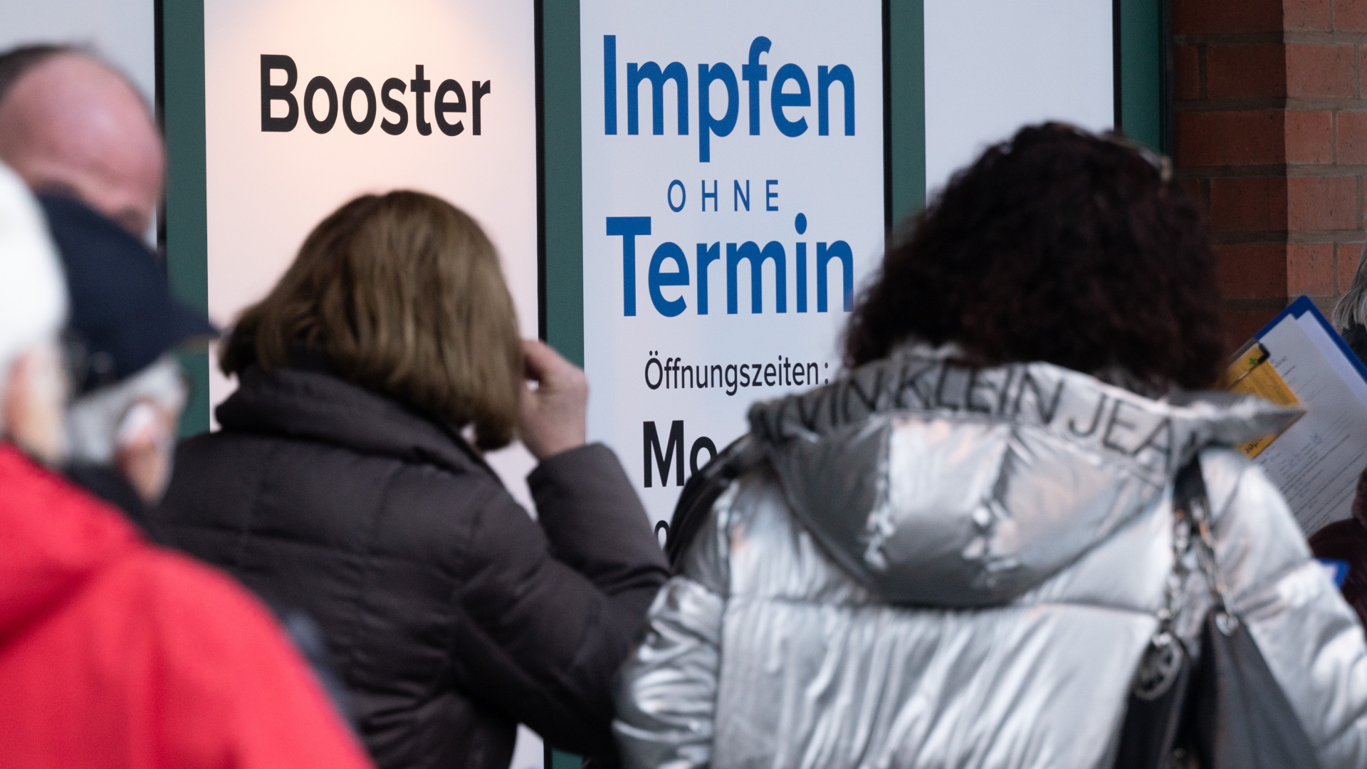 Menschen stehen in einer Schlange und warten vor dem Impfzentrum in Hannover. | dpa