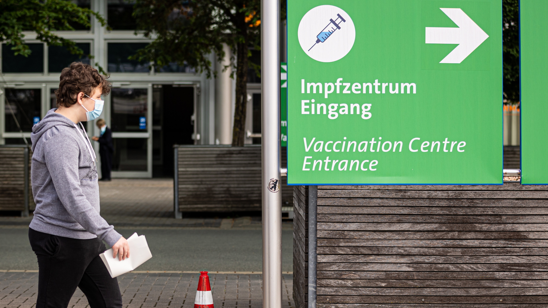Ein Jugendlicher vor dem Eingang des Impfzentrums in Hannover. | dpa