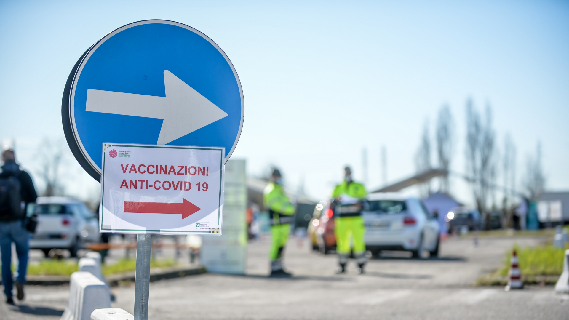 Ein Schild weist auf ein Impfzentrum in Italien hin | dpa