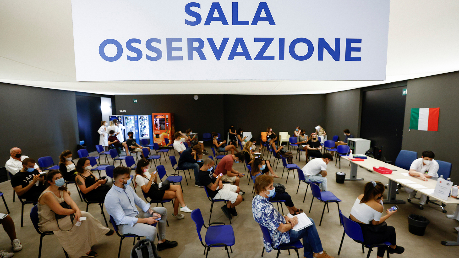 Menschen sitzen in einem Überwachungsraum eines Impfzentrums in Rom. | REUTERS