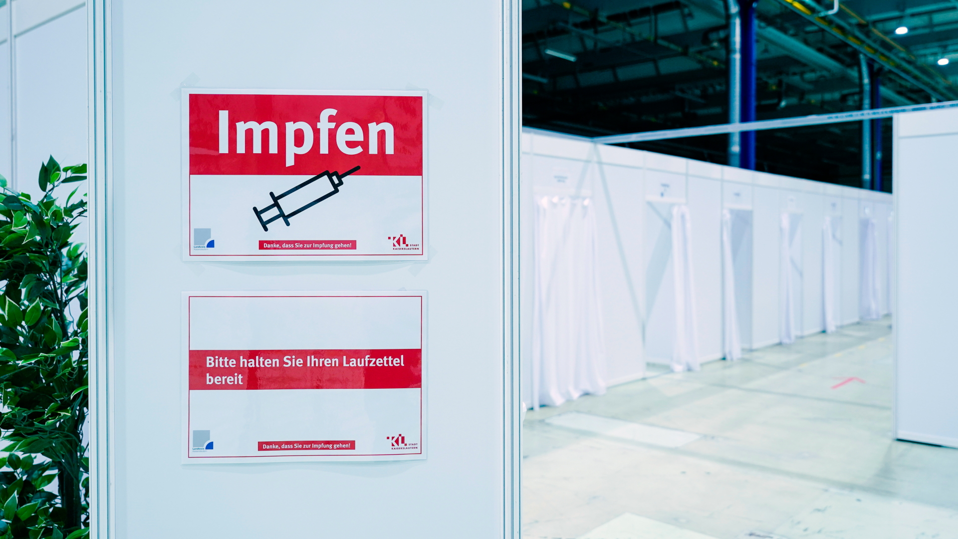 Ein Schild mit der Aufschrift "Impfen" steht im Impfzentrum Kaiserslautern.