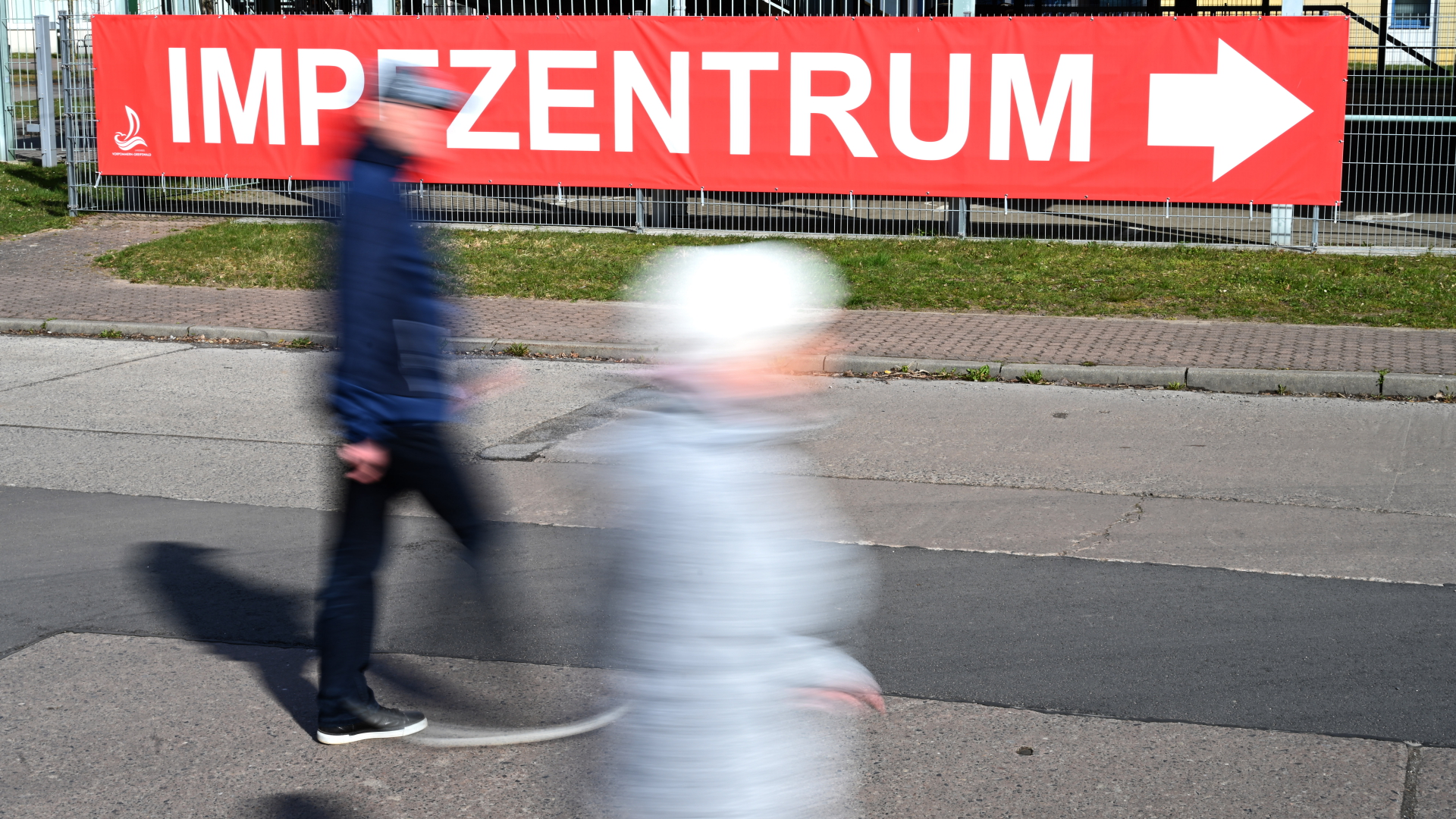 Ein Schild weist den Weg zum Corona-Impfzentrum in Greifswald. | dpa