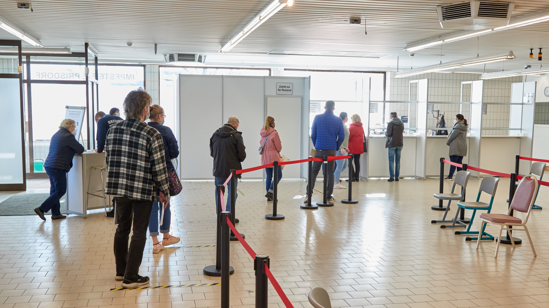 Menschen stehen in der Schlange eines Impfzentrums in Schleswig-Holstein, um eine Impfung mit dem neuen Impfstoff von Novavax zu bekommen. | dpa
