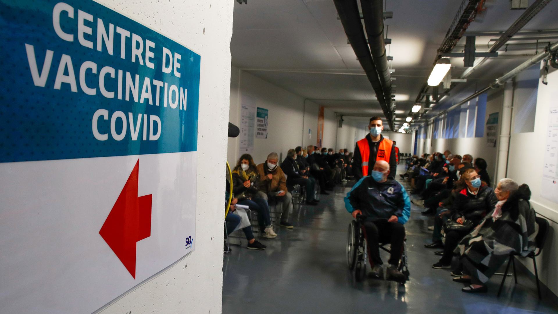 Menschen warten in einem Impfzentrum bei Paris auf ihre Impfung. | REUTERS