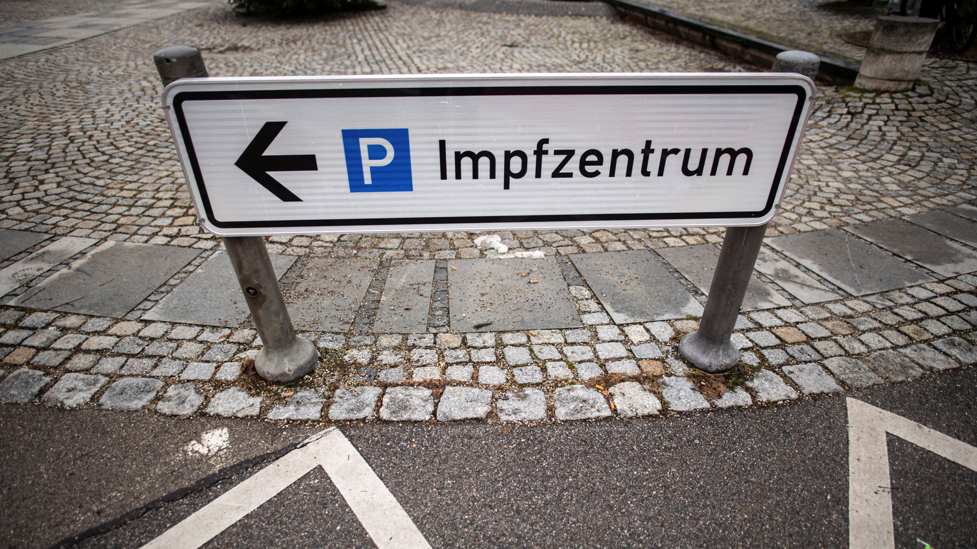 Hinweisschild zum Parkplatz des Ebersberger Impfzentrums.