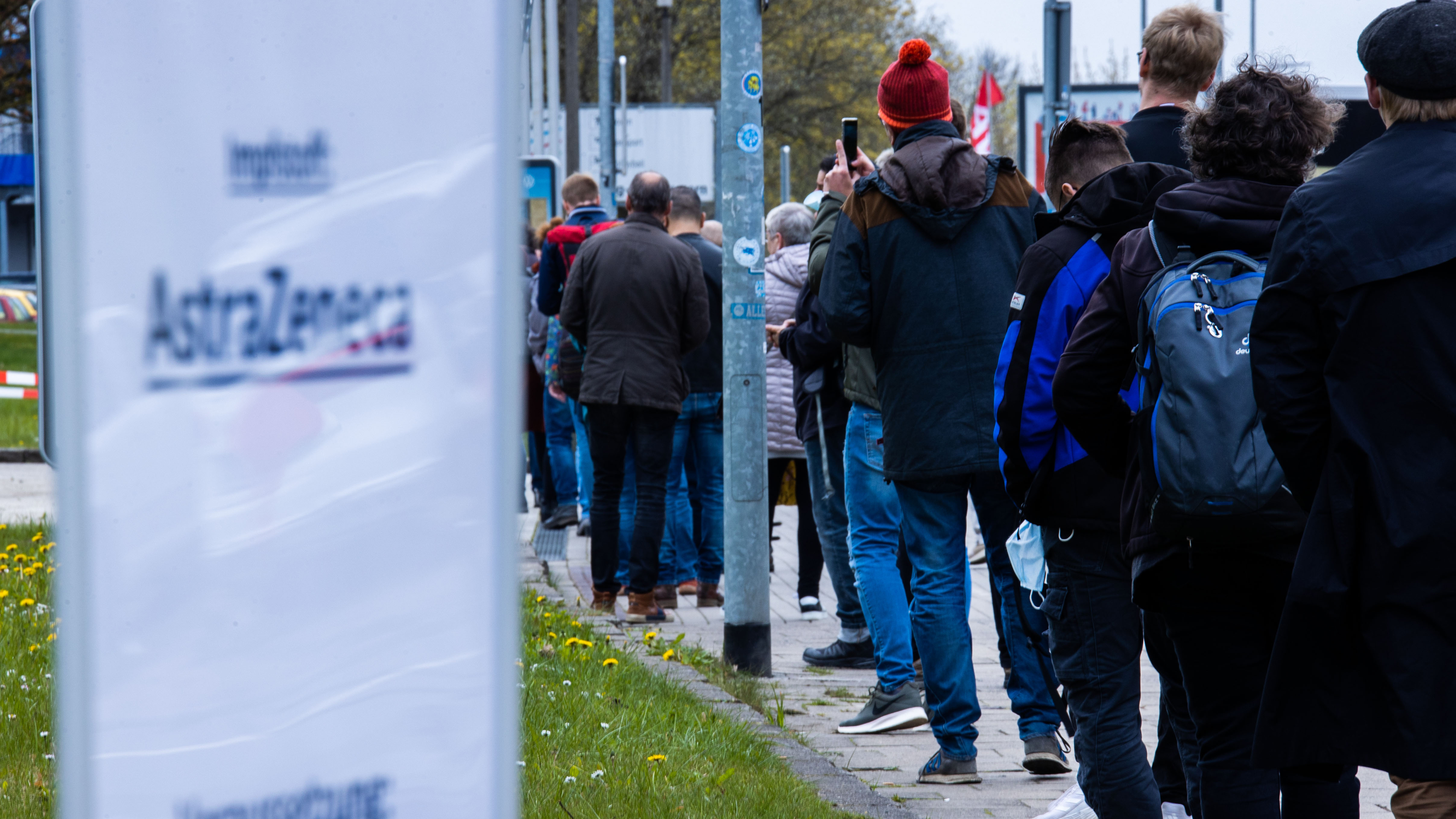 Viele Menschen stehen vor einem Impfzentrum in Schwerin in der Schlange, um sich ohne Priorisierung mit AstraZeneca impfen zu lassen. | dpa