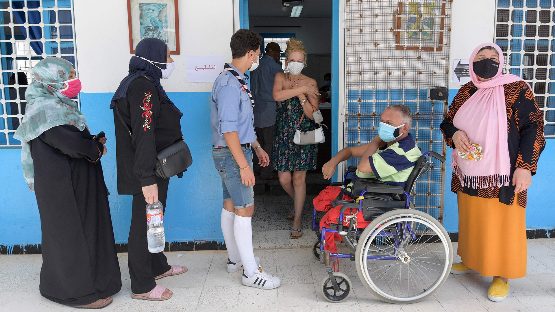 Tunesier stehen vor einem Impfzentrum in Tunis. | AFP